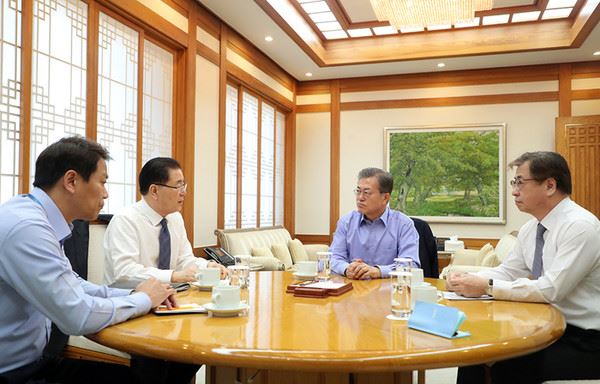 정의용 청와대 국가안보실장과 서훈 국정원장이 2박 4일 방미 일정을 마치고 2018년 3월 11일 귀국했다. 정 실장 등은 이날 오후 5시 15분부터 1시간 15분 동안 문재인 대통령에게 방미 성과를 보고했다(출처 청와대)