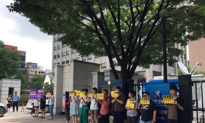 한국여성단체연합이 지난 14일 서부지방법원 앞에서 전 충남도지사 안희정 성폭력 사건을 무죄 판결한 재판부를 규탄하는 기자회견을 열었다(출처 한국여성단체연합)