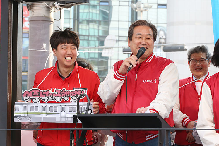 4.13 총선을 엿새 앞둔 7일 오후 김무성 공동선대위원장이 서울 노원구 노원역 앞에서 열린 노원병 이준석 후보의 지원유세에 참석해 유권자들의 한표를 호소했다(출처 새누리당)