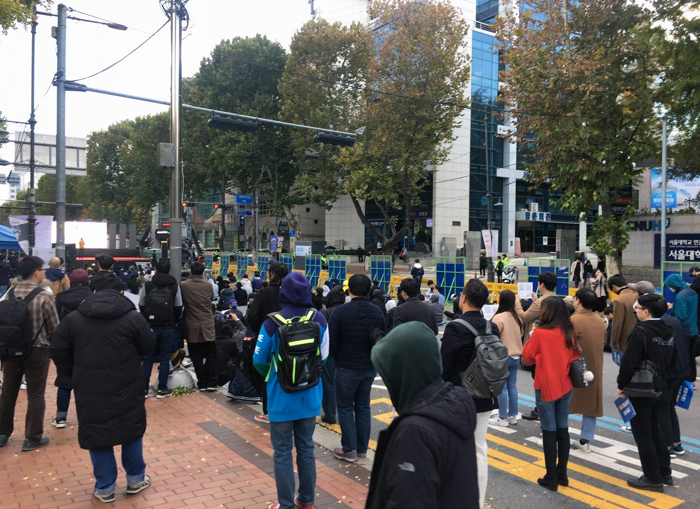 사진 2. 27일 혜화동서 열린 ‘당당위 집회’(출처 에펨코리아)