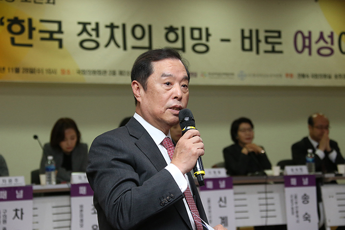 김병준 자유한국당 비상대책위원장이 11월 28일 오전 서울 여의도 국회 의원회관 소회의실에서 열린 '한국정치희망-바로 여성이다' 토론회에 참석했다(출처 자유한국당)